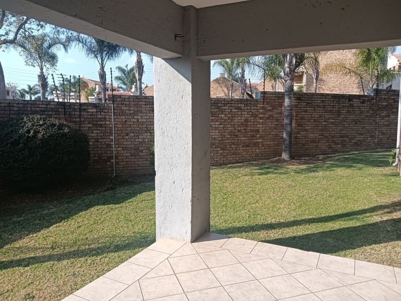 2 Bedroom Ground Floor Townhouse with Private Garden – Great Value! - Photo 7