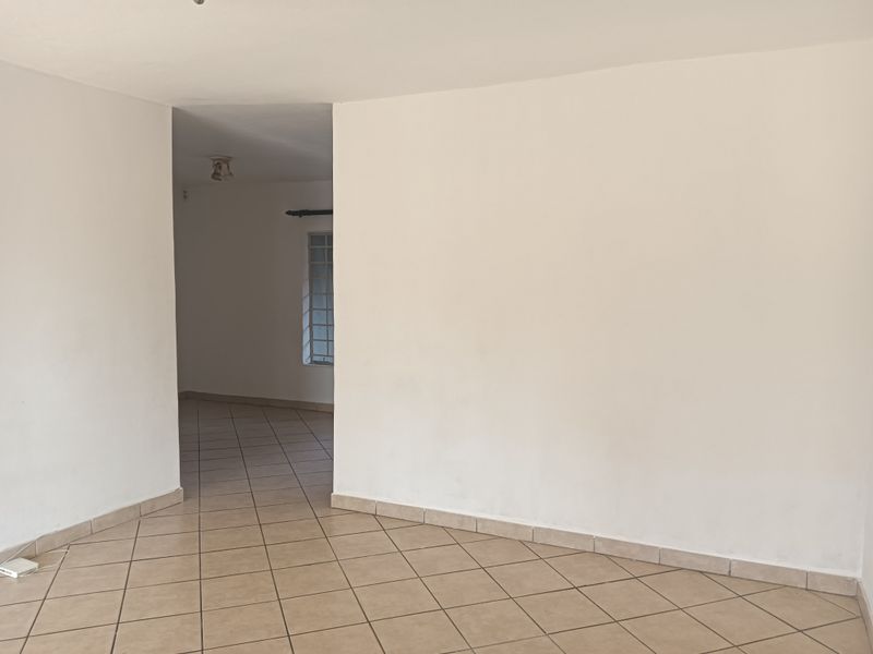 2 Bedroom Ground Floor Townhouse with Private Garden – Great Value! - Photo 6