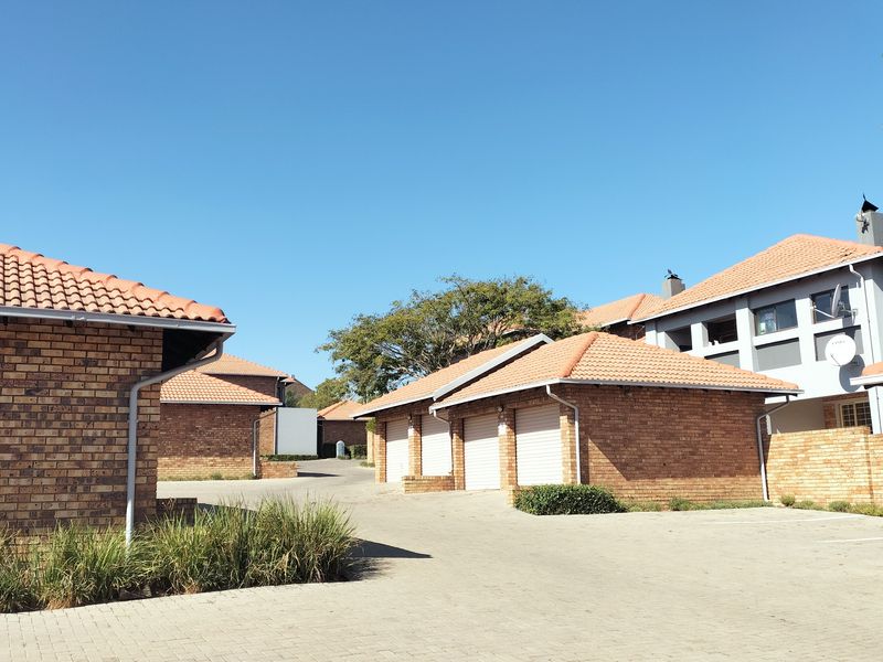 2 Bedroom Ground Floor Townhouse with Private Garden – Great Value! - Photo 2