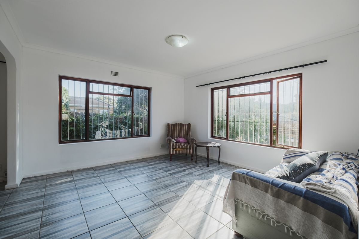 Spacious Family Home to Rent in the Heart of Fish Hoek - Photo 4