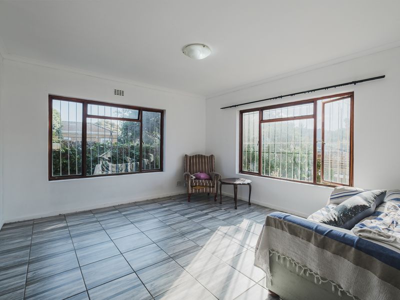 Spacious Family Home to Rent in the Heart of Fish Hoek - Photo 4