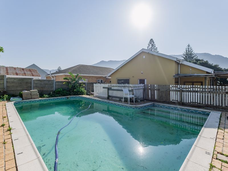 Spacious Family Home to Rent in the Heart of Fish Hoek - Photo 2