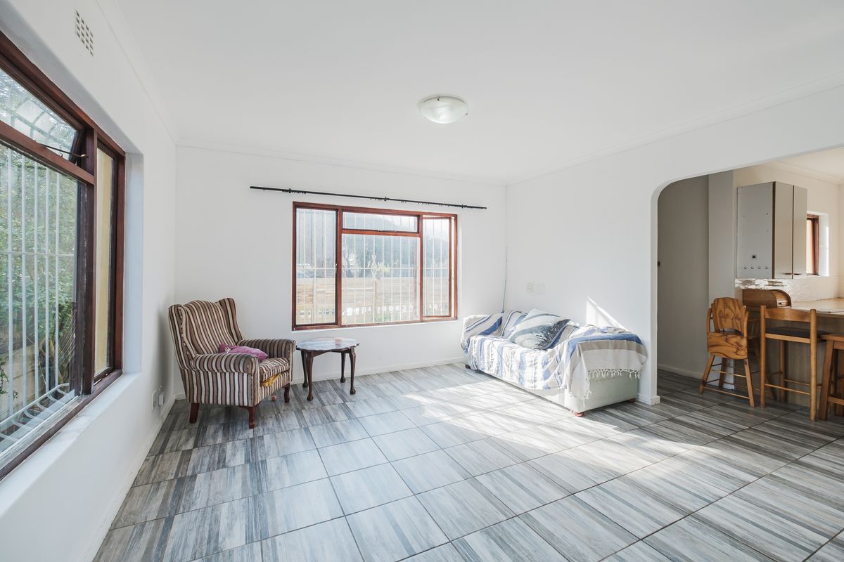 Spacious Family Home to Rent in the Heart of Fish Hoek - Photo 3