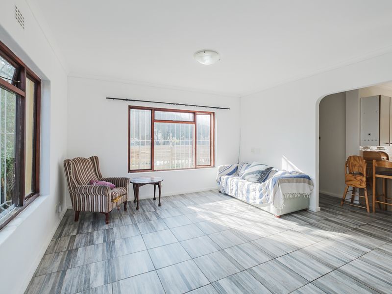 Spacious Family Home to Rent in the Heart of Fish Hoek - Photo 3