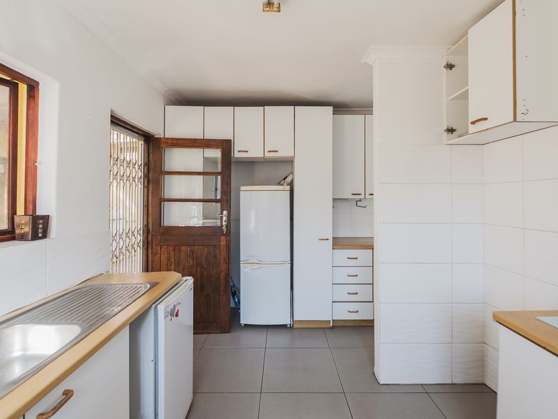 Spacious Family Home to Rent in the Heart of Fish Hoek - Photo 10
