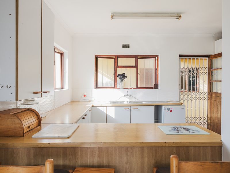 Spacious Family Home to Rent in the Heart of Fish Hoek - Photo 8