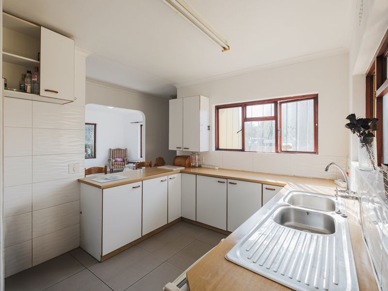 Spacious Family Home to Rent in the Heart of Fish Hoek - Photo 9
