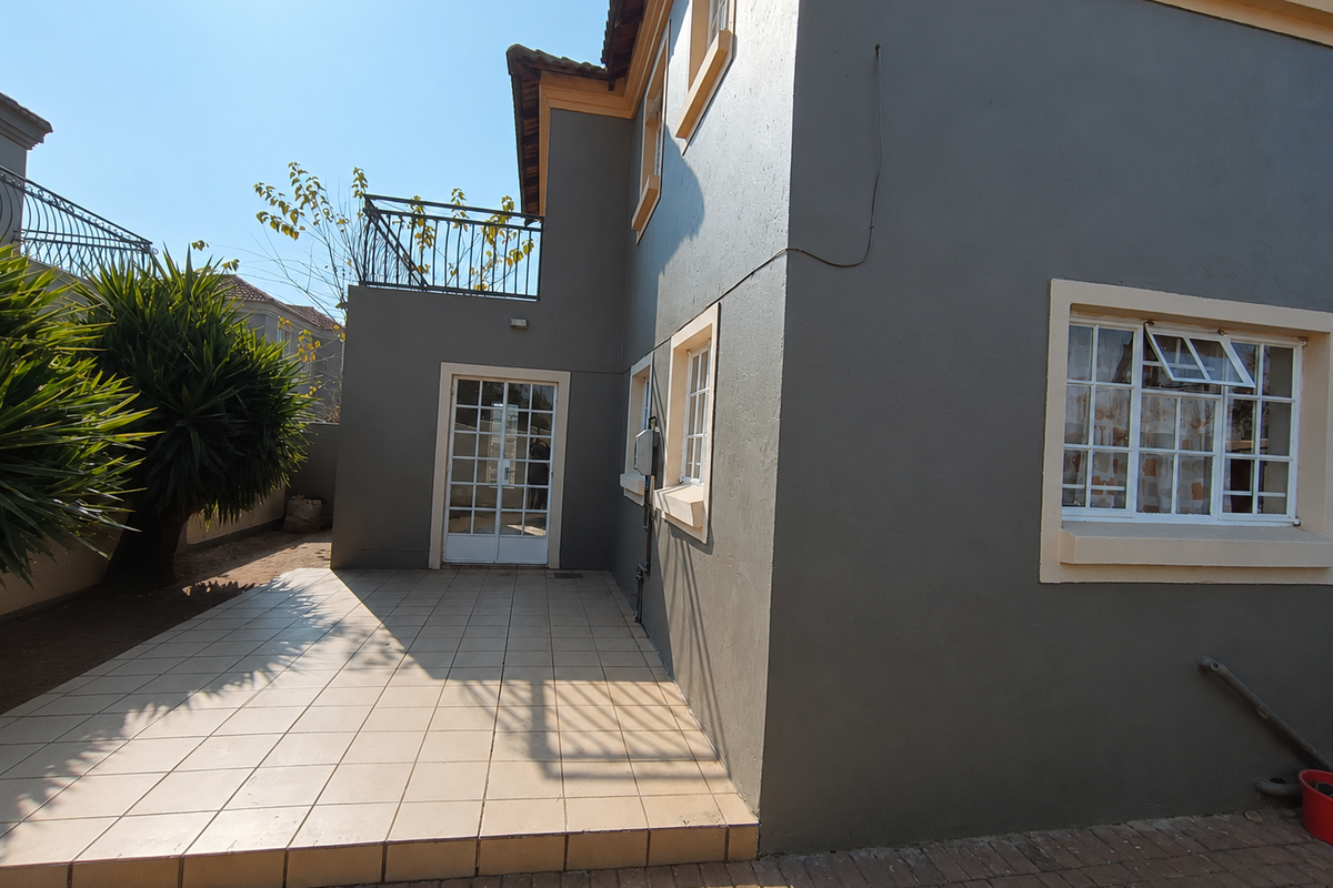 Modern Double-Storey Townhouse in a Secure Estate – Brakpan North - Photo 5