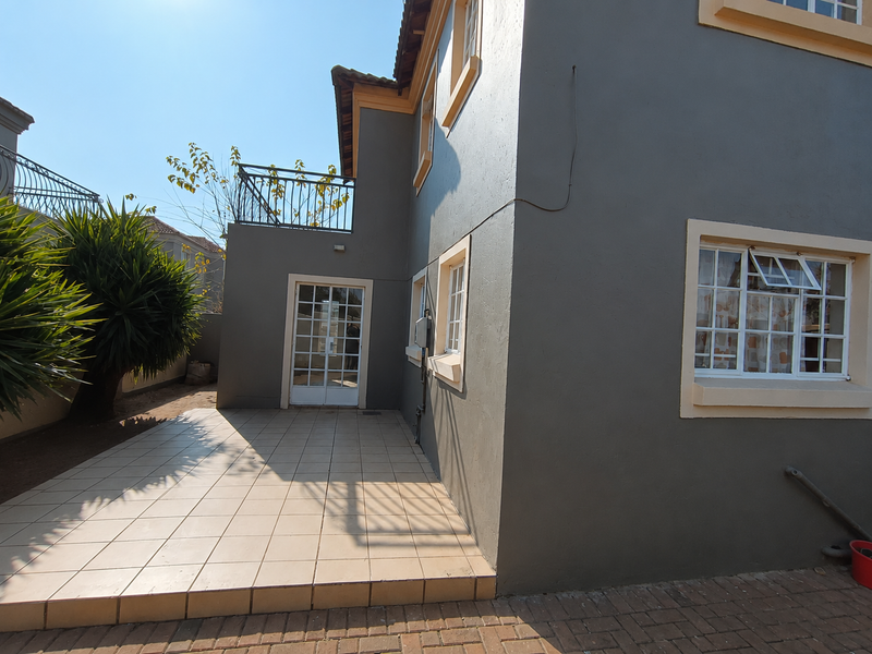 Modern Double-Storey Townhouse in a Secure Estate – Brakpan North - Photo 5