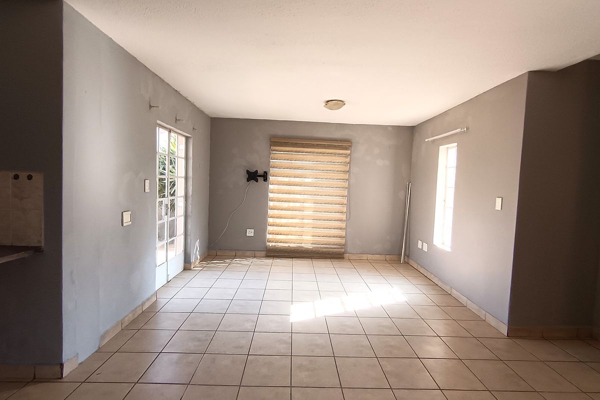 Modern Double-Storey Townhouse in a Secure Estate – Brakpan North - Photo 4