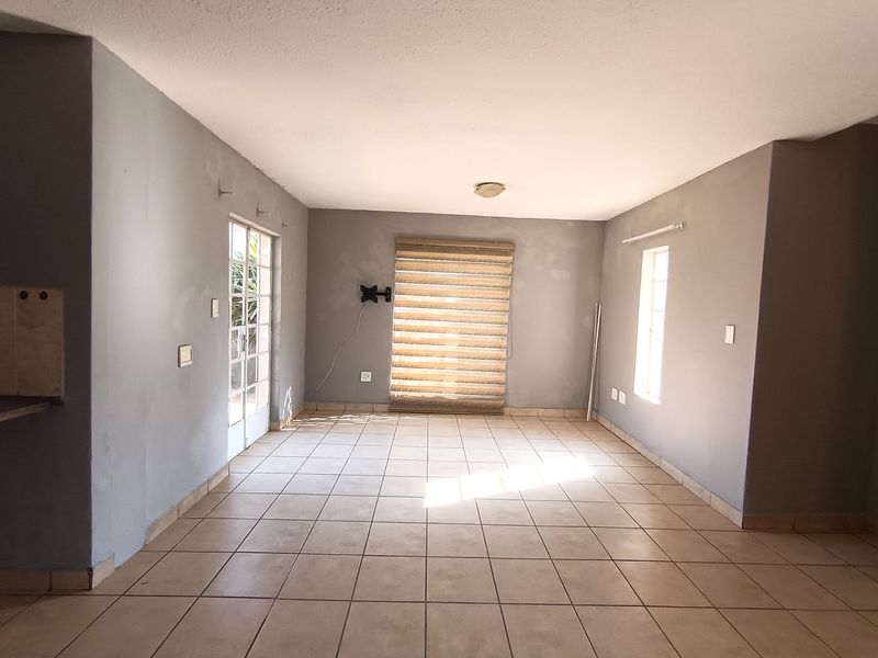 Modern Double-Storey Townhouse in a Secure Estate – Brakpan North - Photo 4