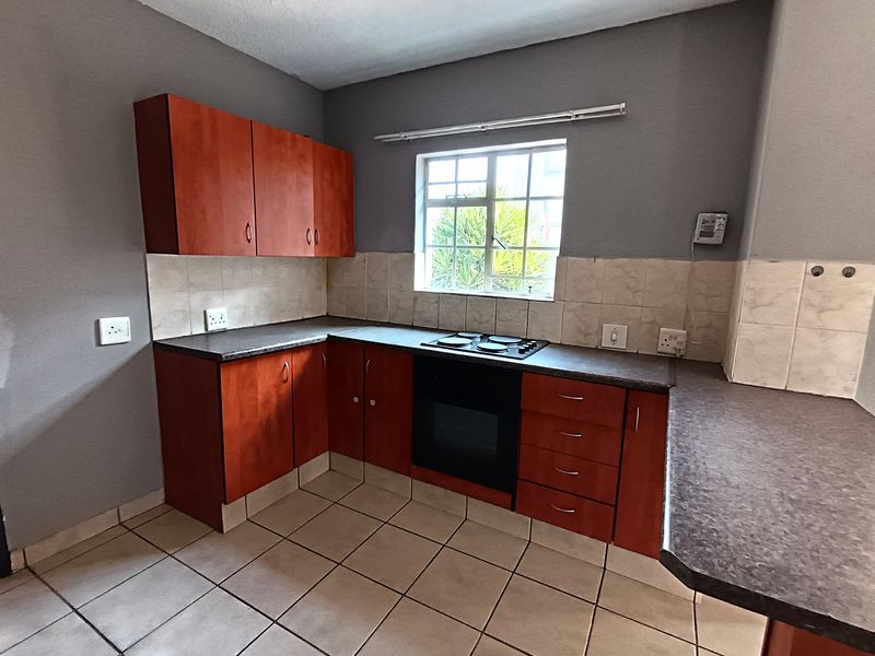 Modern Double-Storey Townhouse in a Secure Estate – Brakpan North - Photo 10