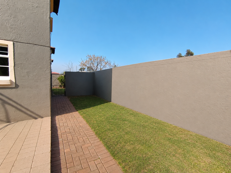 Modern Double-Storey Townhouse in a Secure Estate – Brakpan North - Photo 6
