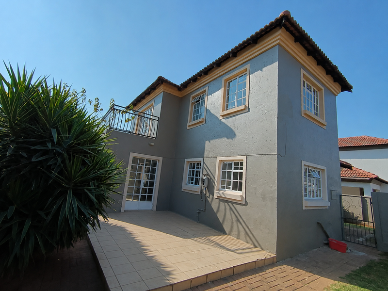 Modern Double-Storey Townhouse in a Secure Estate – Brakpan North - Photo 7