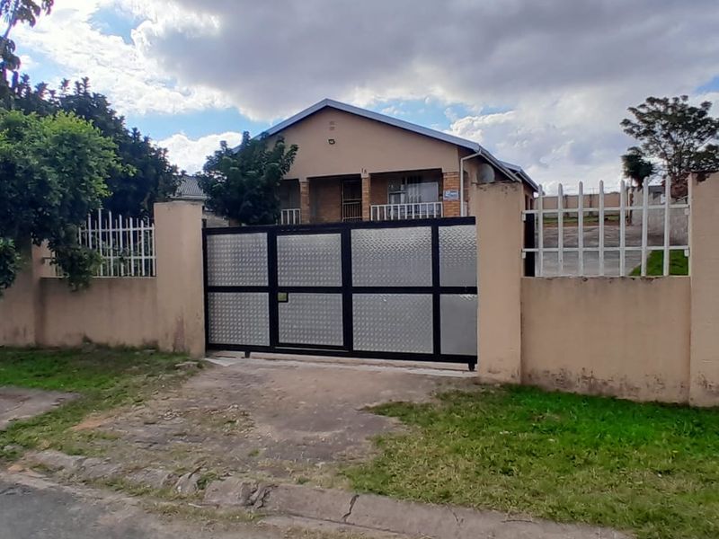 Elegant Family Home in a Prime Location - Photo 3