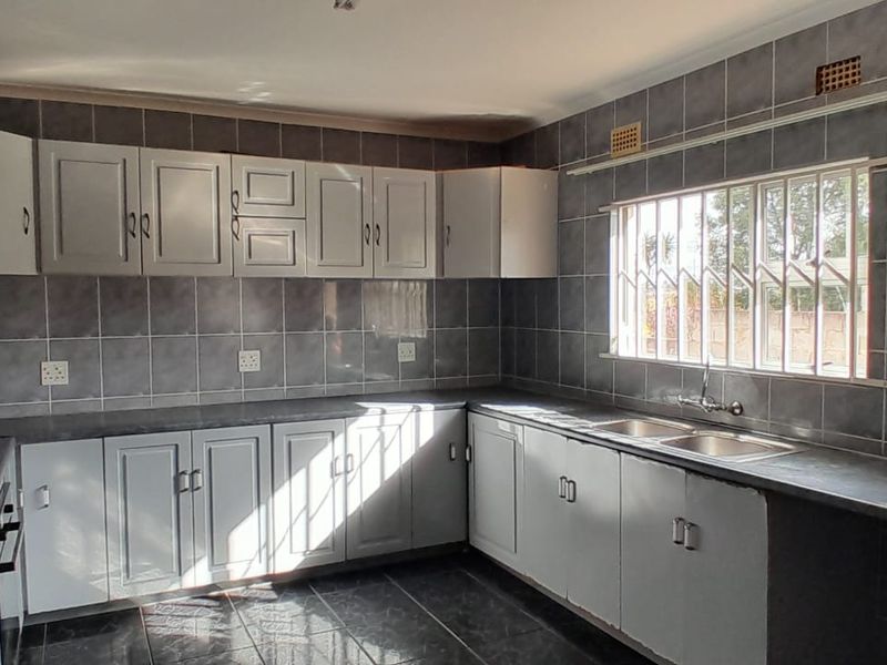 Elegant Family Home in a Prime Location - Photo 10
