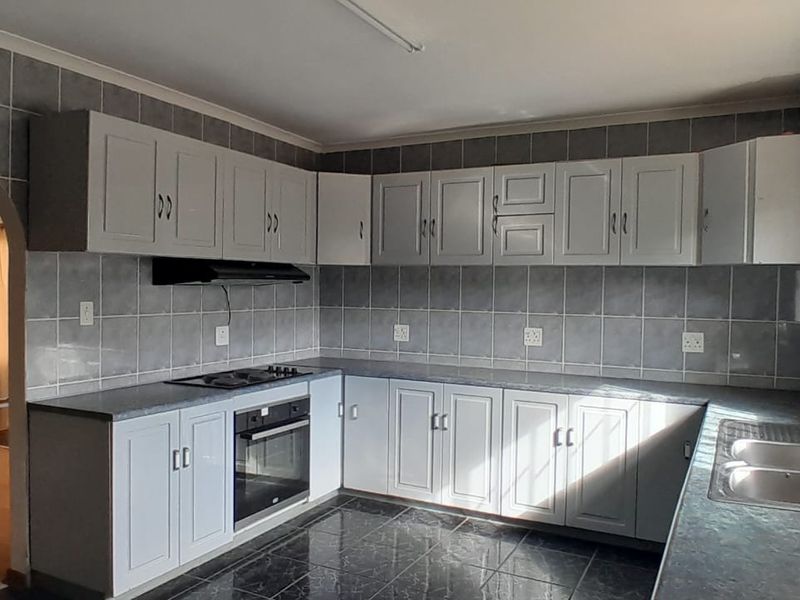 Elegant Family Home in a Prime Location - Photo 9