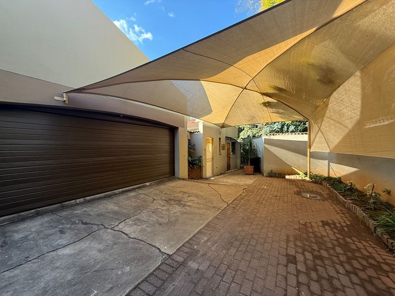 Modern, Remodelled 3-Bedroom Townhouse – Stylish, Secure & Move-In Ready - Photo 1