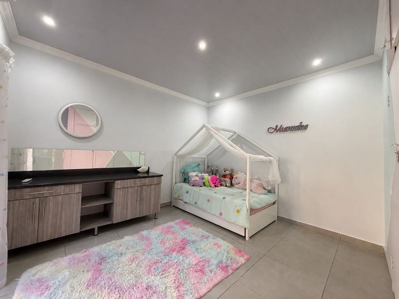 Modern, Remodelled 3-Bedroom Townhouse – Stylish, Secure & Move-In Ready - Photo 9