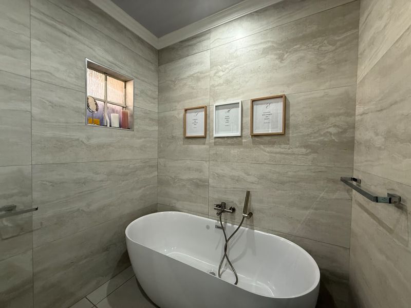Modern, Remodelled 3-Bedroom Townhouse – Stylish, Secure & Move-In Ready - Photo 7