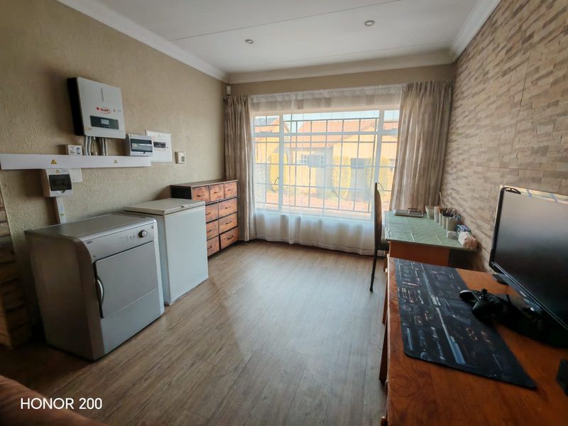 Modern 2-Bedroom unit for Sale - Prime Sasolburg Complex - Photo 8