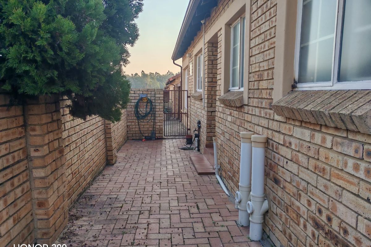 Modern 2-Bedroom unit for Sale - Prime Sasolburg Complex - Photo 3