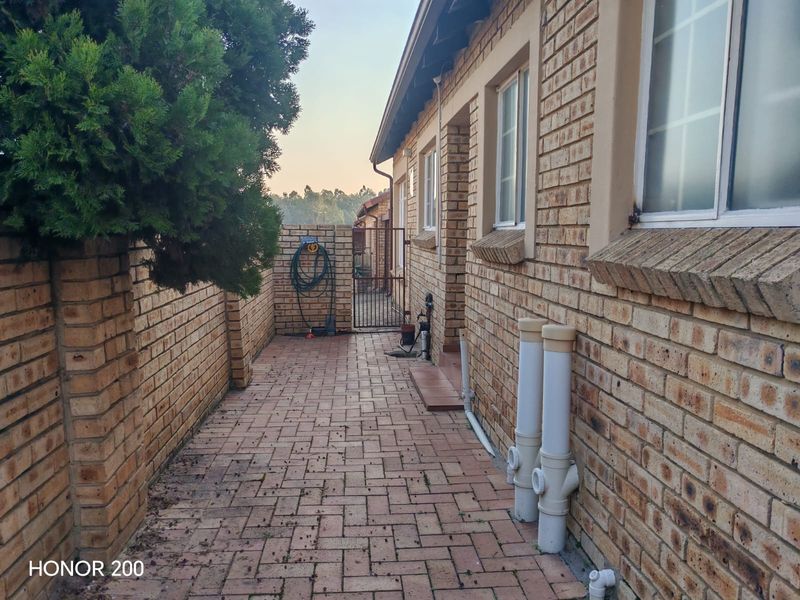 Modern 2-Bedroom unit for Sale - Prime Sasolburg Complex - Photo 3