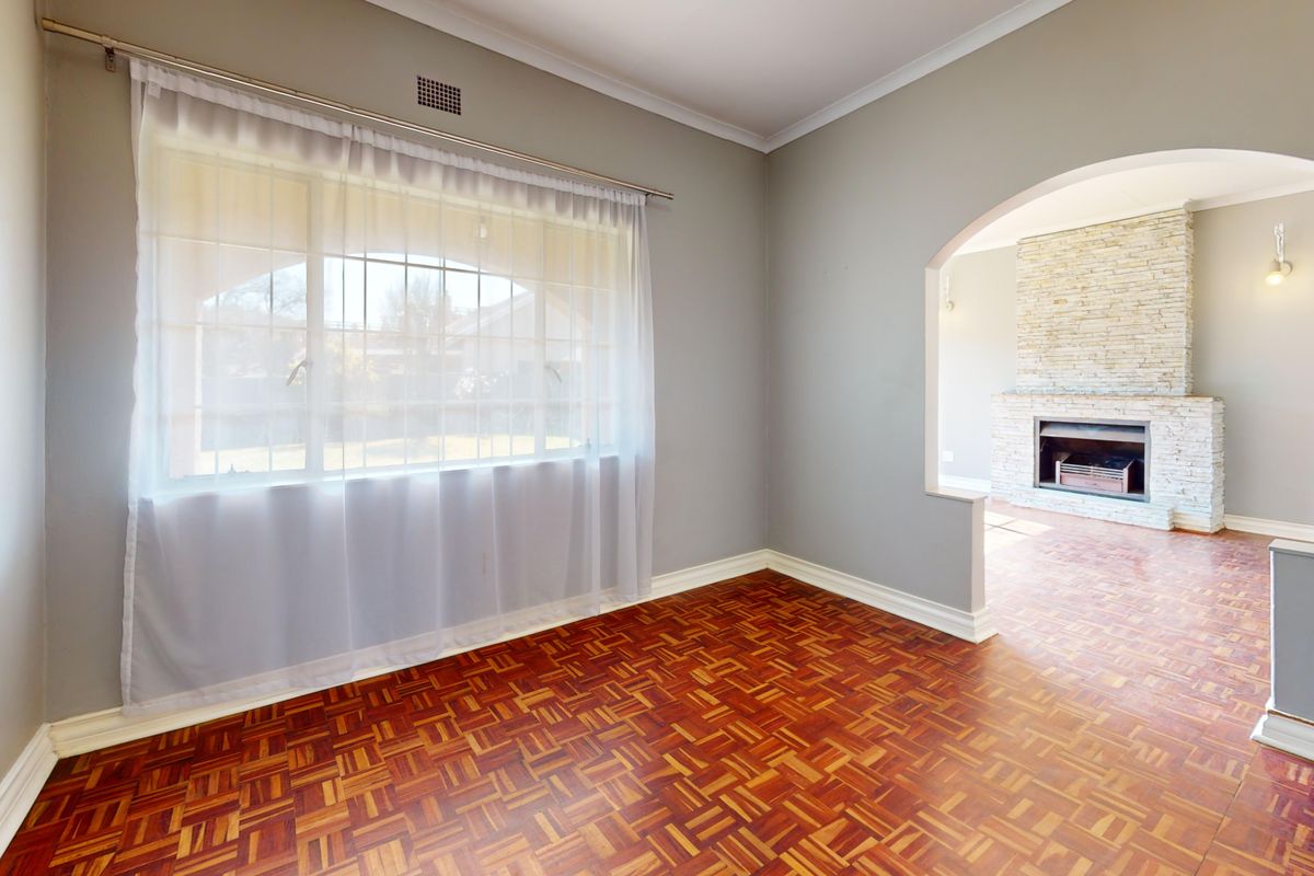 Lovingly maintained 3 bed home on a sprawling Farrarmere stand - a rare find with huge potential! - Photo 5