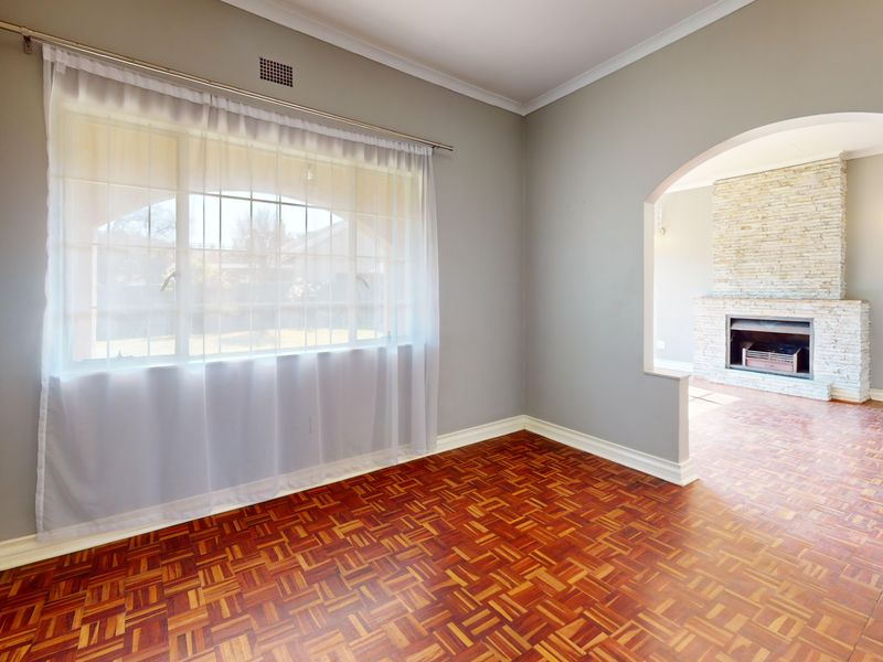 Lovingly maintained 3 bed home on a sprawling Farrarmere stand - a rare find with huge potential! - Photo 5