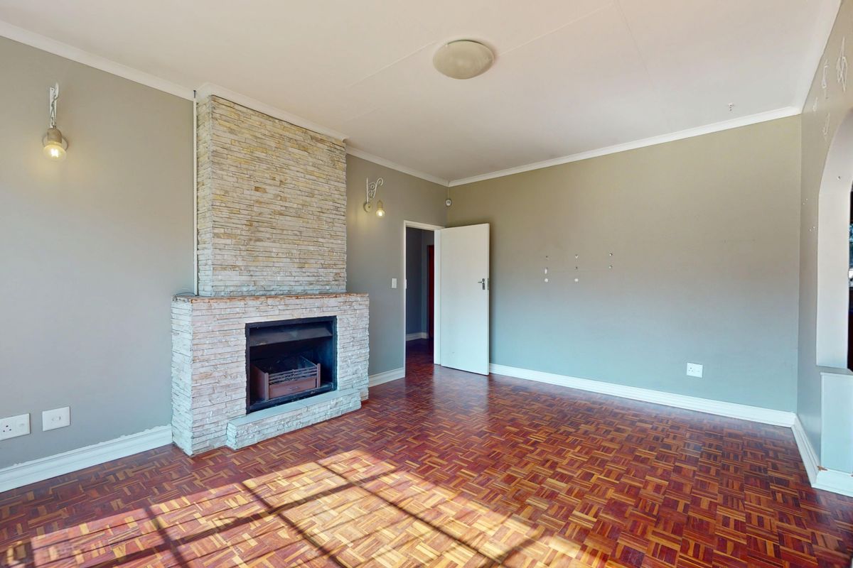 Lovingly maintained 3 bed home on a sprawling Farrarmere stand - a rare find with huge potential! - Photo 4