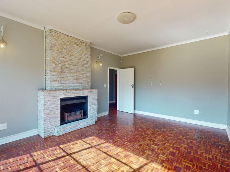 Lovingly maintained 3 bed home on a sprawling Farrarmere stand - a rare find with huge potential! - Photo 4