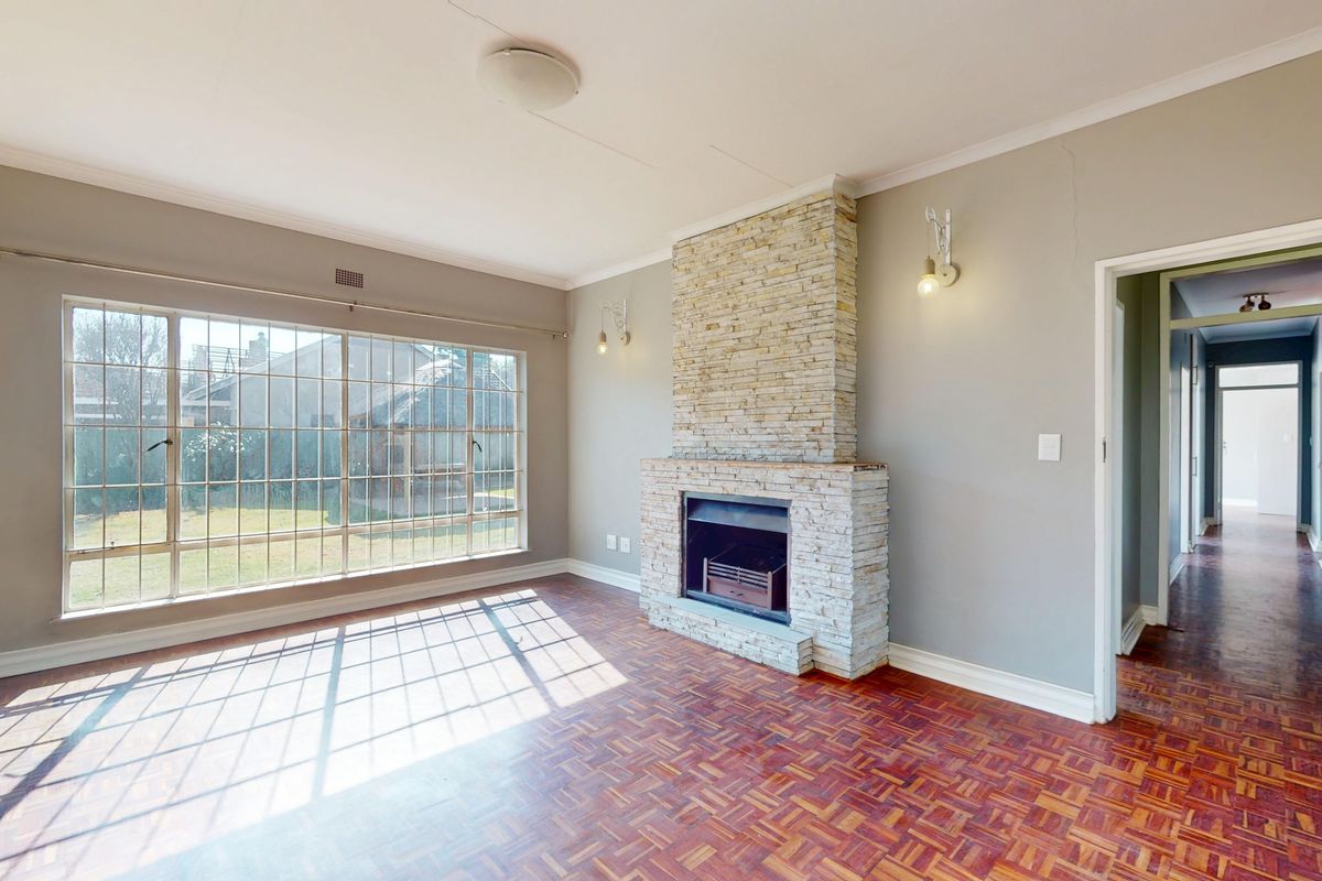 Lovingly maintained 3 bed home on a sprawling Farrarmere stand - a rare find with huge potential! - Photo 3