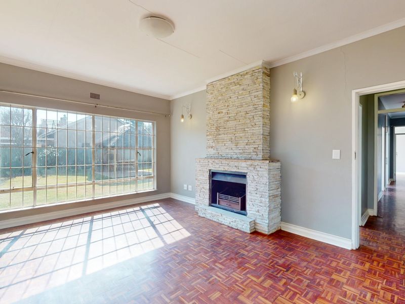 Lovingly maintained 3 bed home on a sprawling Farrarmere stand - a rare find with huge potential! - Photo 3