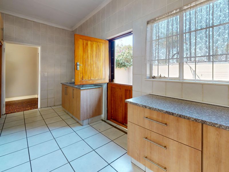 Lovingly maintained 3 bed home on a sprawling Farrarmere stand - a rare find with huge potential! - Photo 10