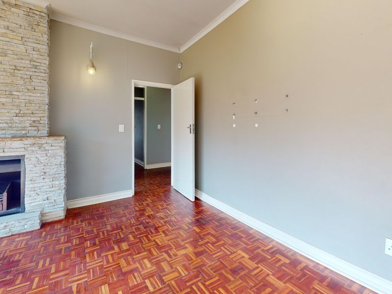 Lovingly maintained 3 bed home on a sprawling Farrarmere stand - a rare find with huge potential! - Photo 6