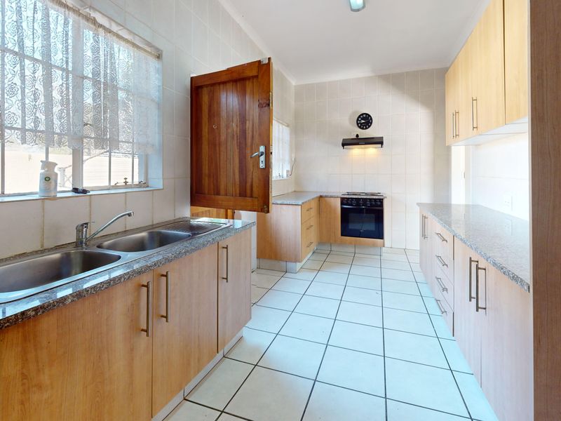 Lovingly maintained 3 bed home on a sprawling Farrarmere stand - a rare find with huge potential! - Photo 9