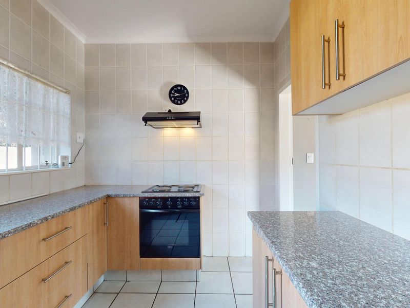 Lovingly maintained 3 bed home on a sprawling Farrarmere stand - a rare find with huge potential! - Photo 8