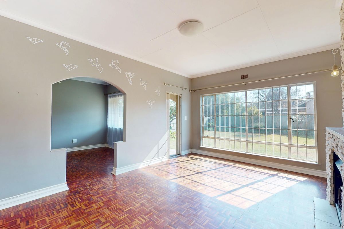 Lovingly maintained 3 bed home on a sprawling Farrarmere stand - a rare find with huge potential! - Photo 2