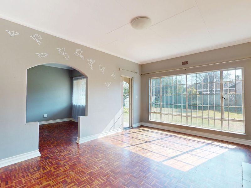 Lovingly maintained 3 bed home on a sprawling Farrarmere stand - a rare find with huge potential! - Photo 2