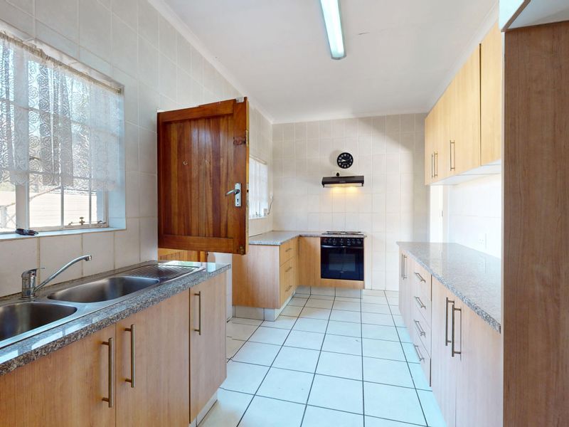 Lovingly maintained 3 bed home on a sprawling Farrarmere stand - a rare find with huge potential! - Photo 7