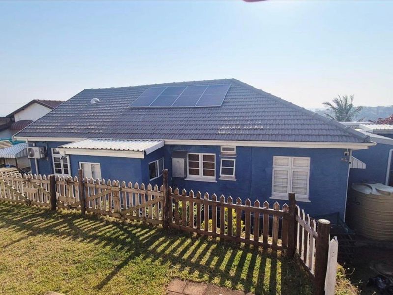 Just Move In  Beautiful Family Home with Inland Views & 2 Bedroom Granny Flat - Photo 1
