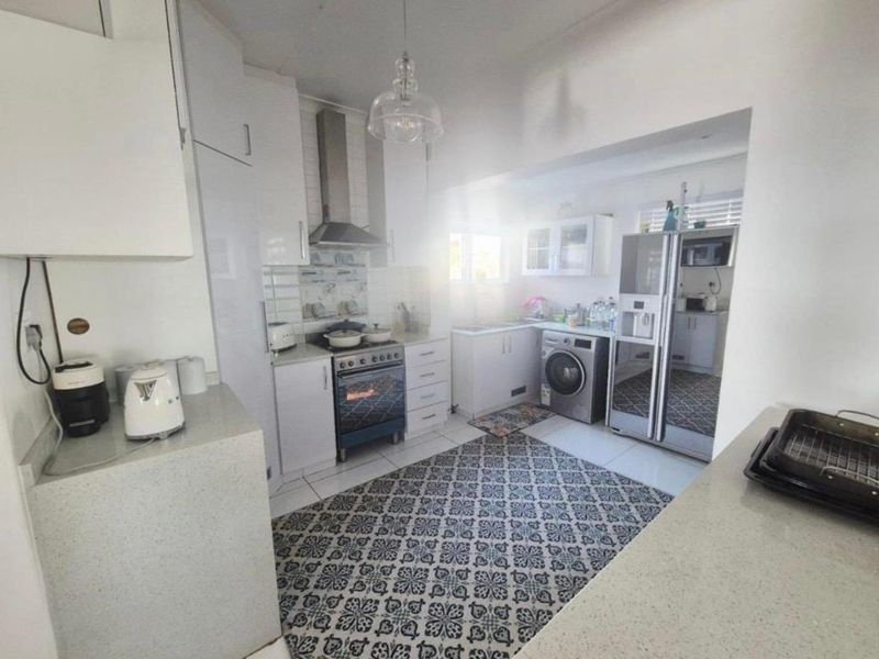 Just Move In  Beautiful Family Home with Inland Views & 2 Bedroom Granny Flat - Photo 6