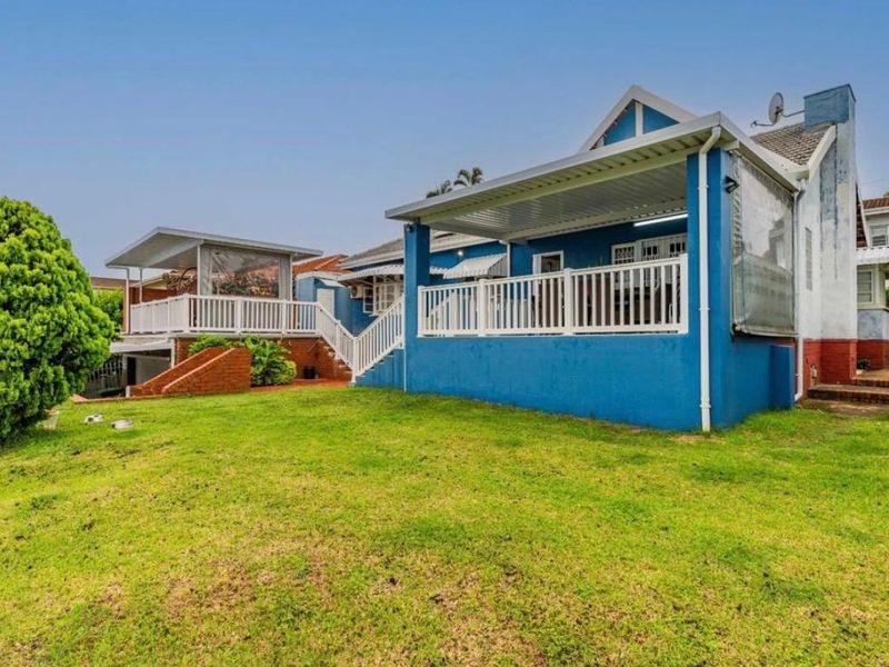 Just Move In  Beautiful Family Home with Inland Views & 2 Bedroom Granny Flat - Photo 2