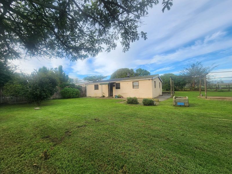 Spacious Country Living – The Perfect Home for Your Family & Pets!!! - Photo 1