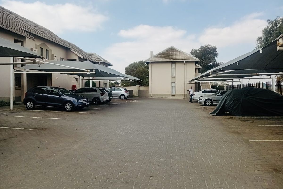 Price to Sell! Secure 1-Bedroom Apartment in Park Square, Klippoortjie - Photo 4