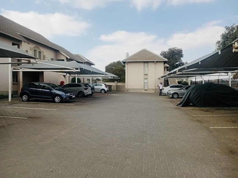 Price to Sell! Secure 1-Bedroom Apartment in Park Square, Klippoortjie - Photo 4