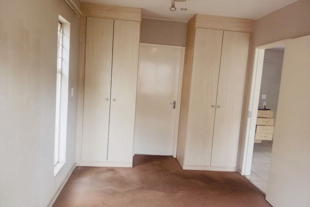 Price to Sell! Secure 1-Bedroom Apartment in Park Square, Klippoortjie - Photo 3