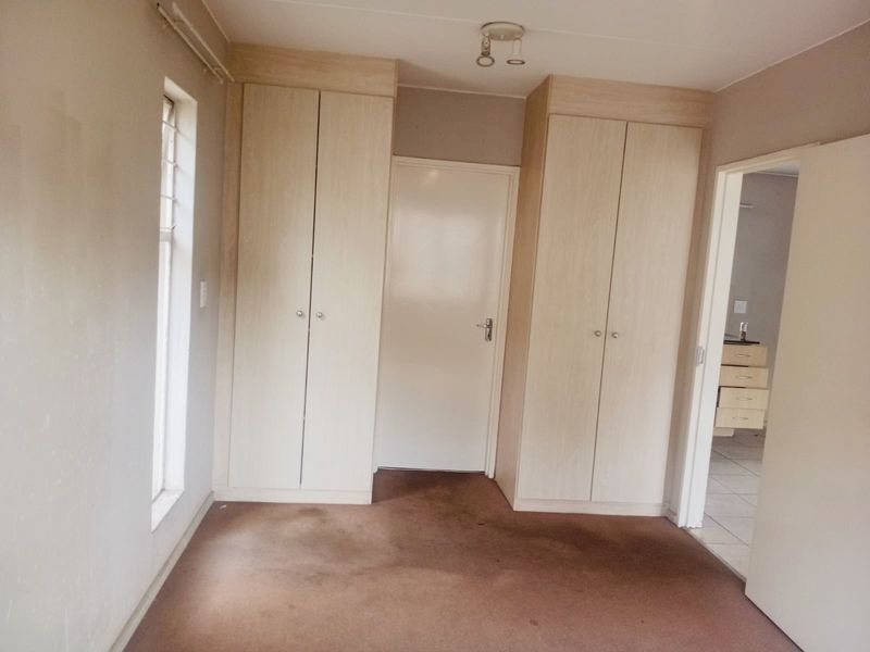Price to Sell! Secure 1-Bedroom Apartment in Park Square, Klippoortjie - Photo 3
