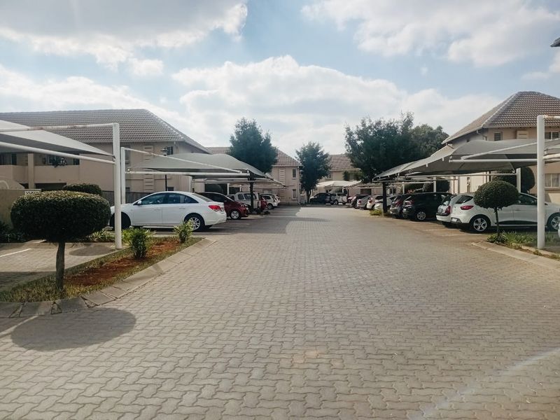 Price to Sell! Secure 1-Bedroom Apartment in Park Square, Klippoortjie - Photo 8
