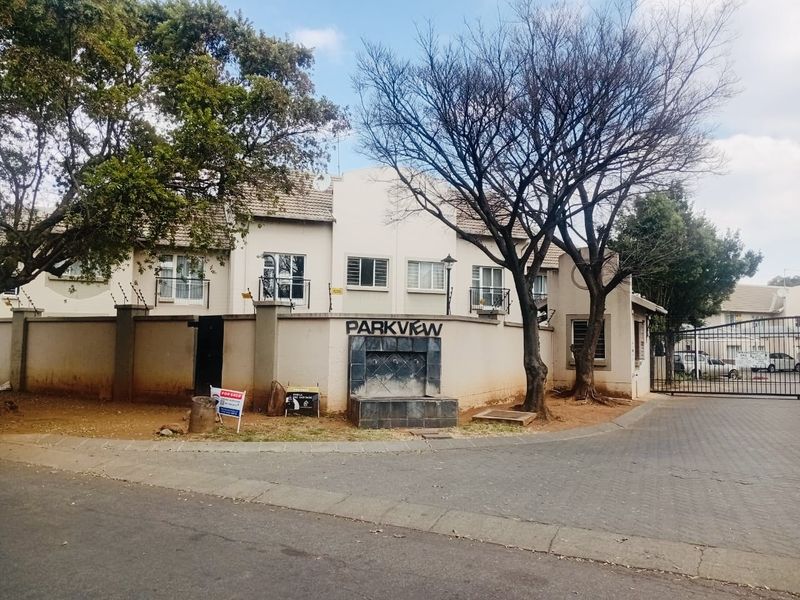 Price to Sell! Secure 1-Bedroom Apartment in Park Square, Klippoortjie - Photo 7